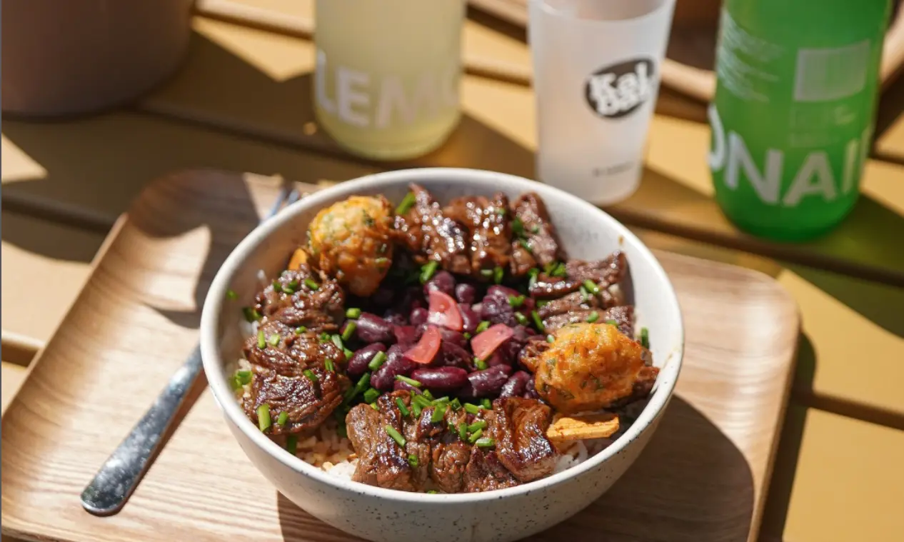 Bol caribéen Kalbas — bœuf laqué, riz et haricots rouges